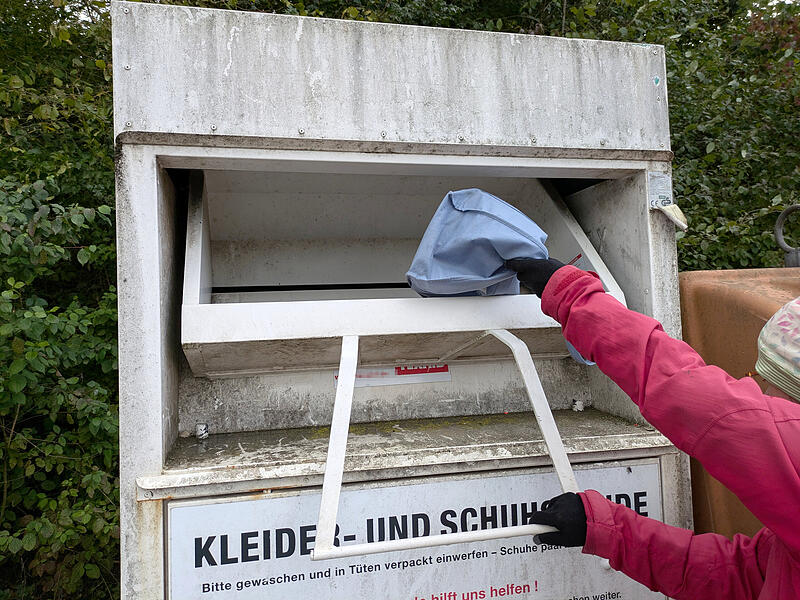 Altkleidersack rein in den Container und fertig? So einfach ist es nicht, wie ein Blick vor Ort zeigt.