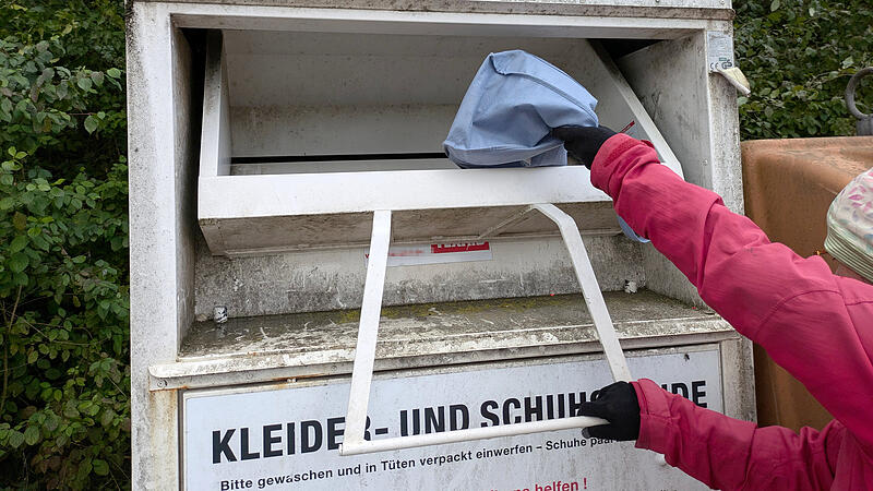 Altkleidersack rein in den Container und fertig? So einfach ist es nicht, wie ein Blick vor Ort zeigt.