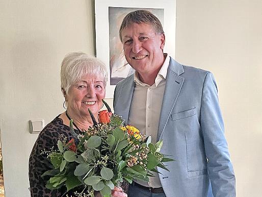 Mit einem Präsent dankte der Bürgermeister Marlene Späth für ihren Einsatz beim Sportverein. Mit einem Präsent dankte der Bürgermeister Marlene Späth für ihren Einsatz beim Sportverein.