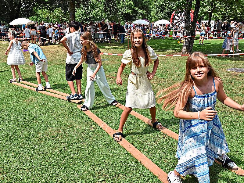 Viel Spaß hatten die Kinder bei den beliebten Spielstraßen auf dem Gelände der Sommerhalle. Viel Spaß hatten die Kinder bei den beliebten Spielstraßen auf dem Gelände der Sommerhalle.