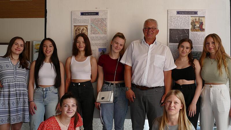 Acht der zehn Sch&uuml;lerinnen des P-Seminars konnten mit ihrem Lehrer J&uuml;rgen Schmidt an der Ausstellungser&ouml;ffnung teilnehmen.