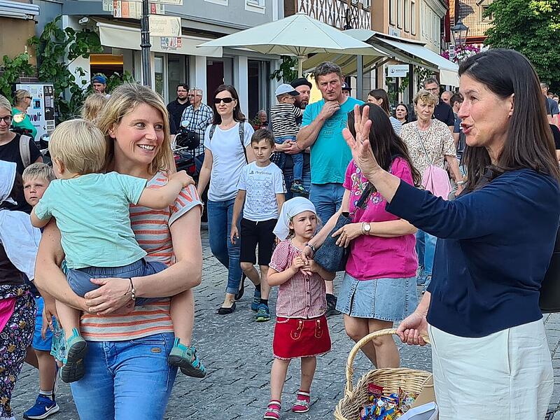 Bürgermeisterin Christiane Meyer winkt dem Zug zu. Bürgermeisterin Christiane Meyer winkt dem Zug zu.