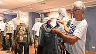 Ein Jeanskleidungsstück ist auch immer mit einem hohen emotionalen Wert verbunden, sagt der begeisterte Jeans-Sammler Ruedi Karrer.
