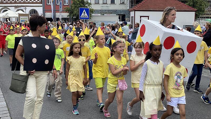 Bei Groß und Klein beliebte Würfelspiele auf dem Lichtenfelser Marktplatz Bei Groß und Klein beliebte Würfelspiele auf dem Lichtenfelser Marktplatz