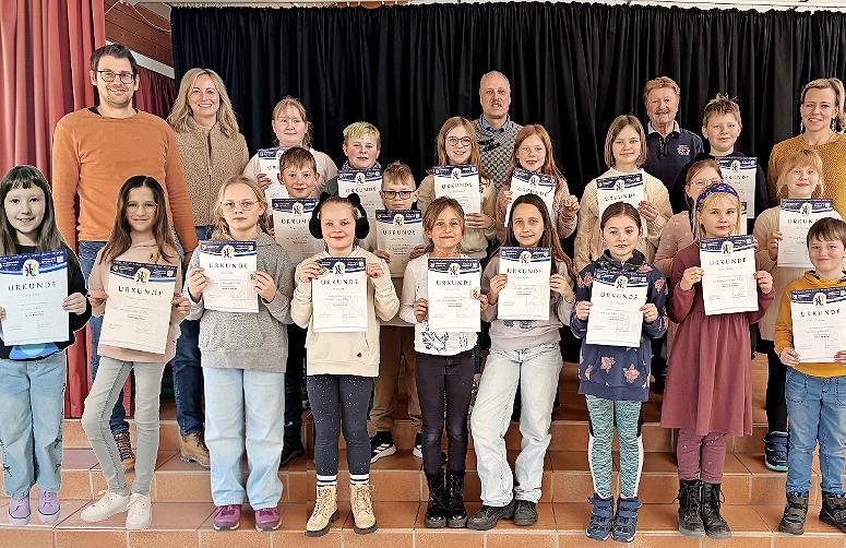 Auf dem Foto zu sehen sind (hinten von links) Stefan Mildenberger (Weisachtaler Blasmusik), Daniela Thauer (Rektorin), Hanni Krämer, Milan Münster, Felix Bloemen, Lenny Kulke, Charlotte Mathiasch, Bernhard Rippstein (Musikalische Leitung), Lia Wei... Auf dem Foto zu sehen sind (hinten von links) Stefan Mildenberger (Weisachtaler Blasmusik), Daniela Thauer (Rektorin), Hanni Krämer, Milan Münster, Felix Bloemen, Lenny Kulke, Charlotte Mathiasch, Bernhard Rippstein (Musikalische Leitung), Lia Wei...
