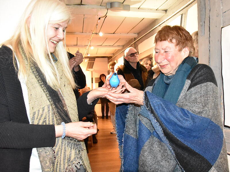 Karla Fohrbeck (rechts) hatte f&uuml;r Cornelia Morsch ein kleines, blaues V&ouml;gelchen als Geschenk dabei .