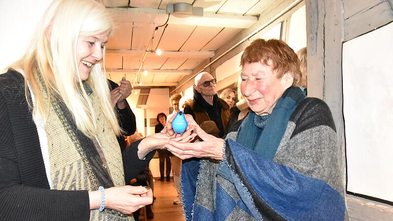 Karla Fohrbeck (rechts) hatte f&uuml;r Cornelia Morsch ein kleines, blaues V&ouml;gelchen als Geschenk dabei .