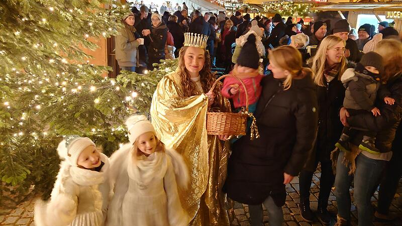 Christkind Tatiana begab sich mit den Engeln bei der Er&ouml;ffnung des H&ouml;chstadter Weihnachtsmarkts gestern Abend in die Menge.