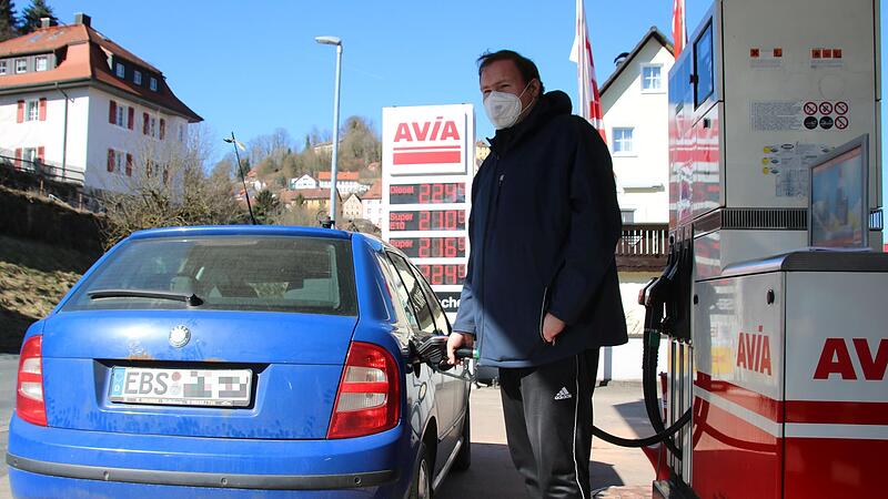 „Ich bin auf die Politik sauer. Jetzt sollte vor allem finanziell Schwachen geholfen werden“, fordert Johannes Rohler beim Tanken in Egloffstein. Der 31-Jährige aus Ebermannstadt ist, so wie viele Menschen aus der Fränkischen Schweiz, auf das Auto angewiesen.Forchheim & Fränkische Schweiz