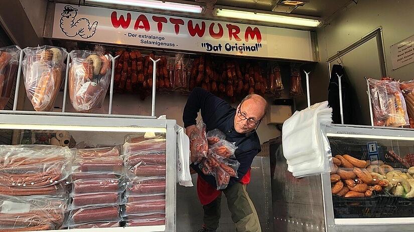 Marktschreier gastieren auf dem Coburger Schlossplatz - auch der Wattwurm.