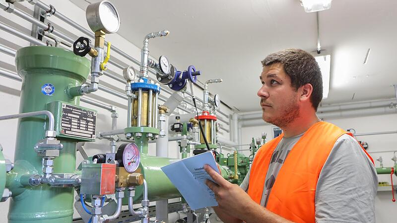 Michael Wiemann von den Stadtwerken Ebermannstadt sieht in der Bezugsstation im Südwesten der Stadt nach dem Rechten.Forchheim & Fränkische Schweiz