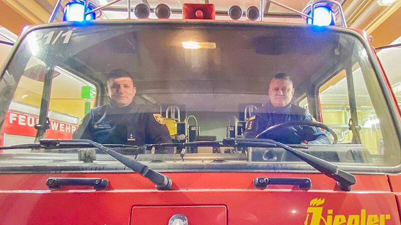 Mit Blaulicht Martinshorn fuhren am Dienstagabend Feuerwehrleute aus Visk in der Ukraine ihr neues Fahrzeug TLF 16 von der Feuerwehrhalle in N&uuml;dlingen. Am Mittwochabend kamen sie wohlbehalten zu Hause in der Ukraine an.