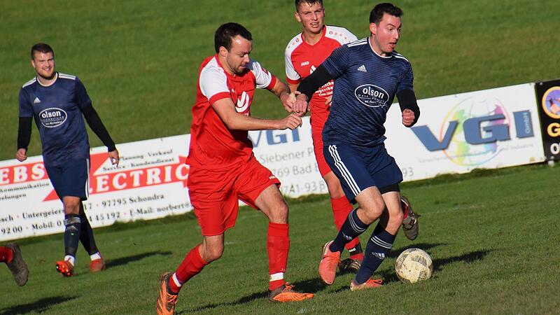 Auch wenn hier Bastian Seidl (links) vom TSV Oberthulba in dieser Szene Moritz Leitsch von der SG Oberleichtersbach/Modlos hinterherl&auml;uft, gewann sein Team knapp mit 1:0.