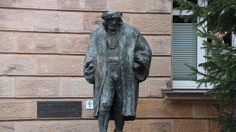 Hans Suess von Kulmbach steht neben der Sparkasse auf dem Marktplatz