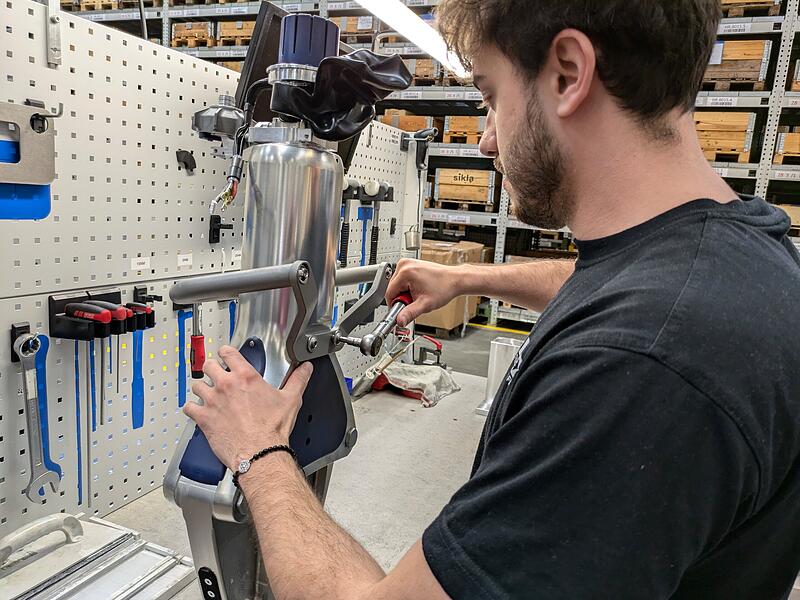 Aufgrund der relativ kleinen St&uuml;ckzahlen erfolgt die Montage bei Lukas Hydraulik weitgehend von Hand.