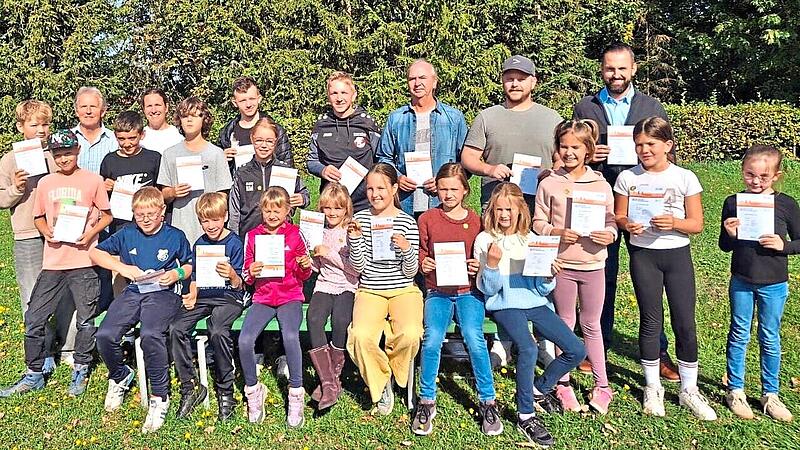 Stolz nahmen die Teilnehmer ihre Sportabzeichen bei der DJK Weichtungen entgegen.Kerstin M&uuml;ller