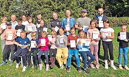 Stolz nahmen die Teilnehmer ihre Sportabzeichen bei der DJK Weichtungen entgegen.Kerstin Müller Stolz nahmen die Teilnehmer ihre Sportabzeichen bei der DJK Weichtungen entgegen.Kerstin Müller