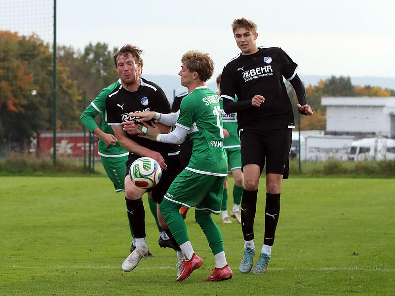 Die beiden Rattelsdorfer Julian Lorz (links)  und Timo F&ouml;rster (r,) behaupten das Spielger&auml;t gegen den Friesener Ben Volk.