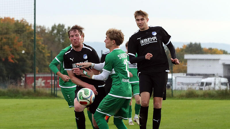 Die beiden Rattelsdorfer Julian Lorz (links)  und Timo F&ouml;rster (r,) behaupten das Spielger&auml;t gegen den Friesener Ben Volk.