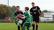 Die beiden Rattelsdorfer Julian Lorz (links)  und Timo F&ouml;rster (r,) behaupten das Spielger&auml;t gegen den Friesener Ben Volk.