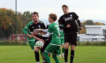Die beiden Rattelsdorfer Julian Lorz (links)  und Timo F&ouml;rster (r,) behaupten das Spielger&auml;t gegen den Friesener Ben Volk.