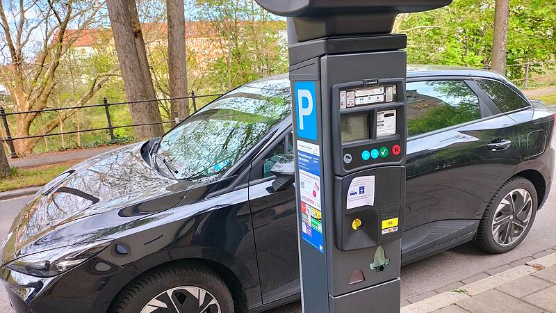 Elektroautos d&uuml;rfen mit Parkscheibe kostenlos parken - wie hier am Bamberger Heinrichsdamm.