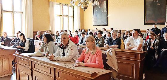 Besucher der Asservatenversteigerung im Historischen Sitzungssaal. Besucher der Asservatenversteigerung im Historischen Sitzungssaal.