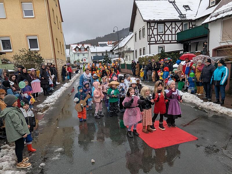 Ganz sch&ouml;n was los in Geisfeld: alle Impressionen vom Faschingsumzug!