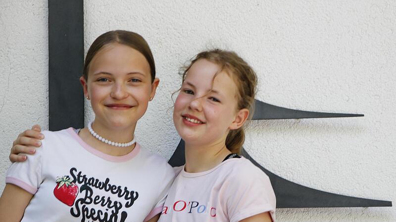 Hedda Sundby (links) und Emma Hertrampf spielen jeweils wechselnd im diesjährigen Familienstück auf der Naturbühne Trebgast die Titelrolle.