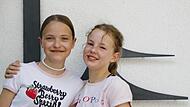 Hedda Sundby (links) und Emma Hertrampf spielen jeweils wechselnd im diesjährigen Familienstück auf der Naturbühne Trebgast die Titelrolle.