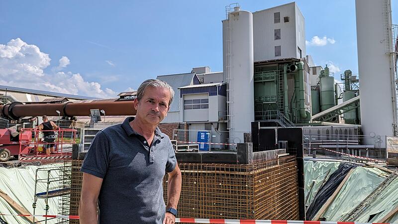 Christian Gottfried vor der Baustelle f&uuml;r die Sp&auml;ne-Aufbereitungsanlage. Die Fundamente sitzen f&uuml;nf Meter tief im Boden. Dahinter das Tonwerk mit Drehrohr-&Ouml;fen, Mahl- und Mischanlage.