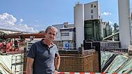 Christian Gottfried vor der Baustelle f&uuml;r die Sp&auml;ne-Aufbereitungsanlage. Die Fundamente sitzen f&uuml;nf Meter tief im Boden. Dahinter das Tonwerk mit Drehrohr-&Ouml;fen, Mahl- und Mischanlage.