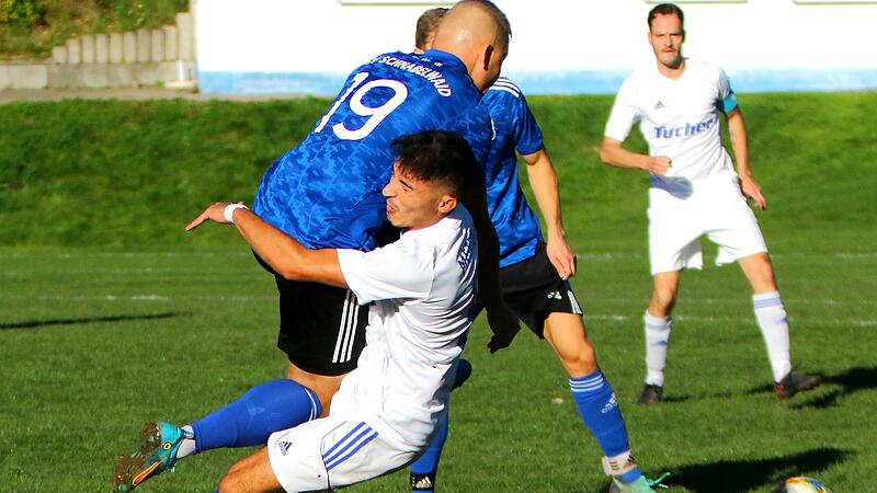 Szene mit Symbolcharakter: Für den VfB Kulmbach läuft es derzeit alles andere als glücklich. Hier wird der Metzdorfer Gurhan Kazar vom Schnabelwaider Dominik Lang über den Haufen gerannt. Das Aufsteigerduell verlor der VfB klar mit 0:3. Szene mit Symbolcharakter: Für den VfB Kulmbach läuft es derzeit alles andere als glücklich. Hier wird der Metzdorfer Gurhan Kazar vom Schnabelwaider Dominik Lang über den Haufen gerannt. Das Aufsteigerduell verlor der VfB klar mit 0:3.