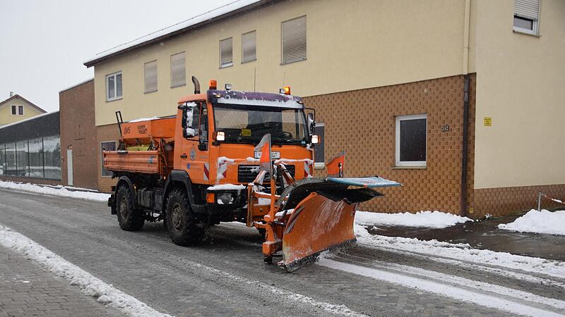 Damit Sch&uuml;ler rechtzeitig zum Unterricht und wieder nach Hause kommen, sind zahlreiche R&auml;umfahrzeuge unterwegs gewesen.Leserfotos Wintereinbruch 2023