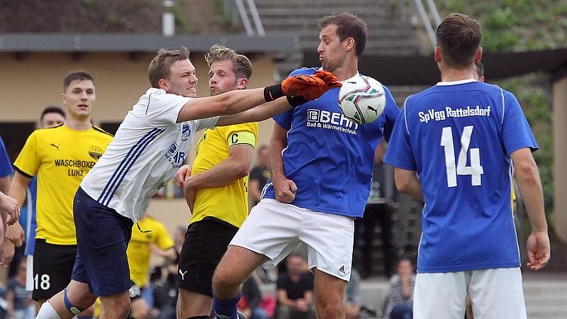 Seit Jahren f&uuml;r die SpVgg Rattelsdorf zwischen den Pfosten: Torh&uuml;ter Lorenz Neundorfer (2.v.l.).