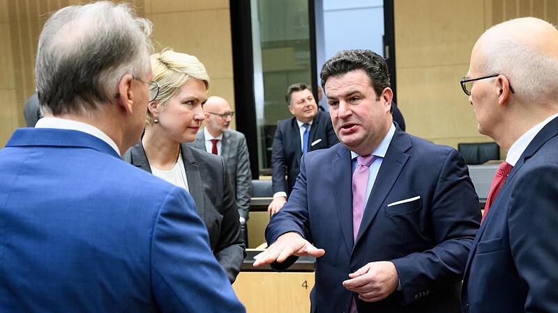 Die Ministerpr&auml;sidenten Reiner Haseloff (v. l.), Sachsen-Anhalt; Manuela Schwesig, Mecklenburg-Vorpommern; Arbeitsminister Hubertus Heil,  und Peter Tschentscher, Erster B&uuml;rgermeister von Hamburg vor der Sondersitzung des Bundesrats zum  geplanten...