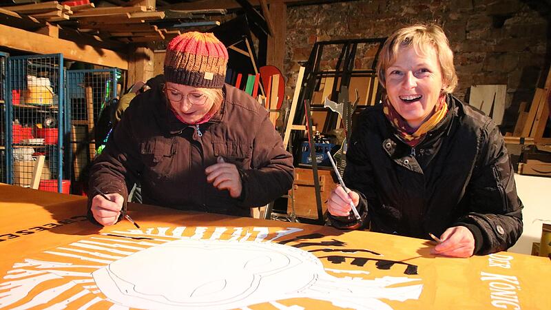 Margit Schnapp (links) und Sandra D&ouml;ppmann malen akribisch die B&uuml;hnendekoration zum Musical &bdquo;K&ouml;nig der L&ouml;wen&ldquo; aus.