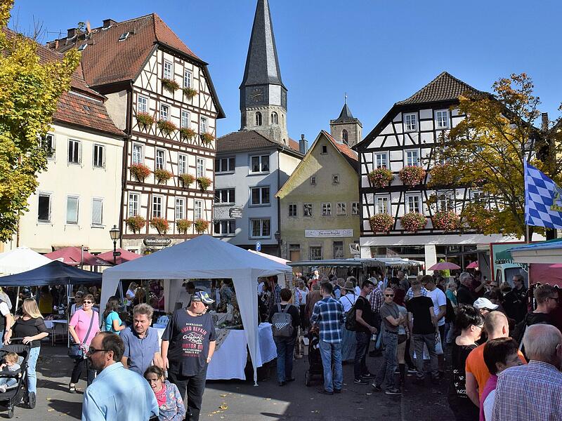 Buntes Treiben am Marktplatz beim Herbstmarkt in M&uuml;nnerstadt