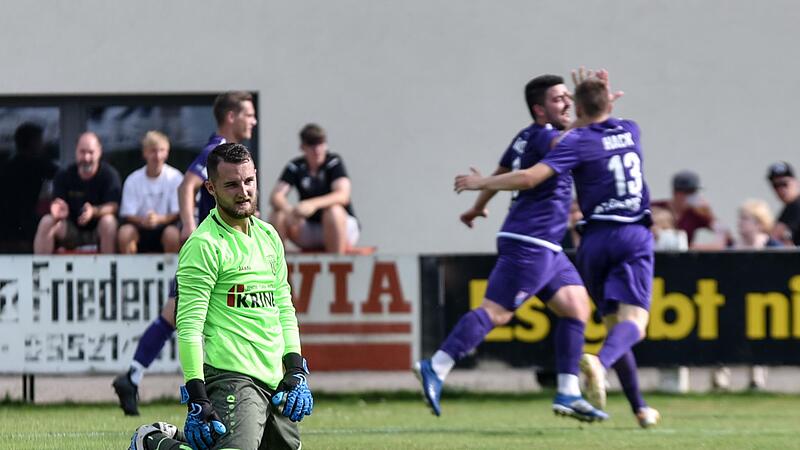 Da war es geschehen:  Während der Sander Torhüter Alessandro Burkard bedröppelt schaut, drehen Simon Kollmer und Philipp Hack jubelnd ab und feiern den 1:0-Führungstreffer des FC Eintracht Bamberg durch Felix Popp in der 55. Minute. Am Ende siegten die Gäste mit 2:0.