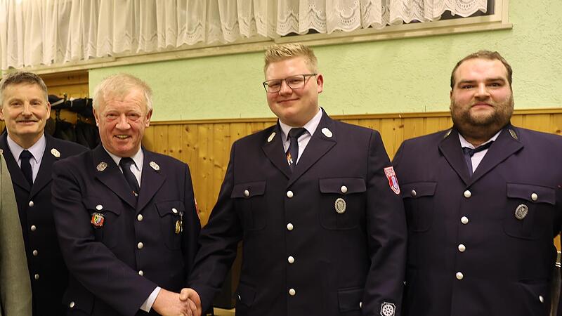 Kurios: Bei der Feuerwehr Kirchleus tritt der Sohn in die Fu&szlig;stapfen des Vaters: Richard Str&ouml;bel musste aus Altersgr&uuml;nden sein Amt zur Verf&uuml;gung stellen, Nachfolger wird sein Sohn Pascal. Auch der stellvertretende Kommandant Norbert Partenfelder (...