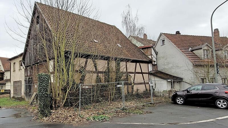Diese alte Scheune an der Andreas-Limmer-Straße in Kronach wird demnächst abgerissen. An dieser Stelle soll dafür ein Carport für Pkw-Parkplätze entstehen. Diese alte Scheune an der Andreas-Limmer-Straße in Kronach wird demnächst abgerissen. An dieser Stelle soll dafür ein Carport für Pkw-Parkplätze entstehen.