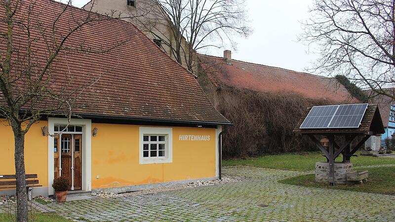 In die Sanierung des Ailsbacher Hirtenhauses ist viel Geld geflossen. Die Mitglieder der Dorfgemeinschaft hatten ehrenamtlich geholfen Heizung und Küche wieder auf Vordermann zu bringen. In die Sanierung des Ailsbacher Hirtenhauses ist viel Geld geflossen. Die Mitglieder der Dorfgemeinschaft hatten ehrenamtlich geholfen Heizung und Küche wieder auf Vordermann zu bringen.