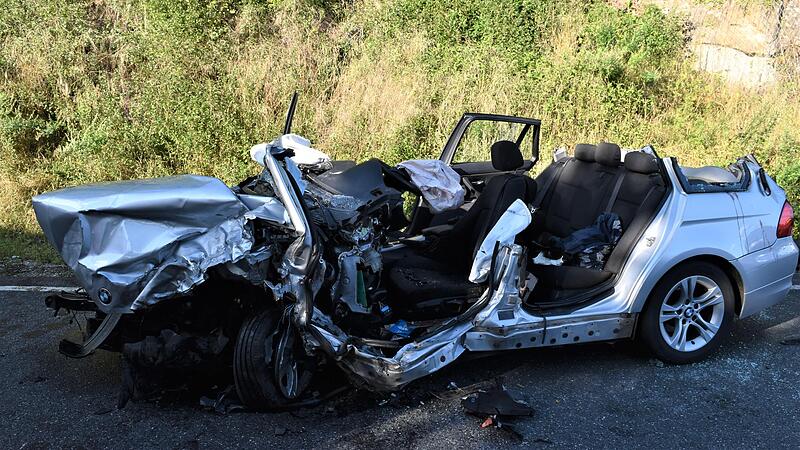 Der BMW ist durch den Aufprall v&ouml;llig zerst&ouml;rt worden. Um den Fahrer &uuml;berhaupt bergen zu k&ouml;nnen, musste die Feuerwehr Dach und T&uuml;r abtrennen.
