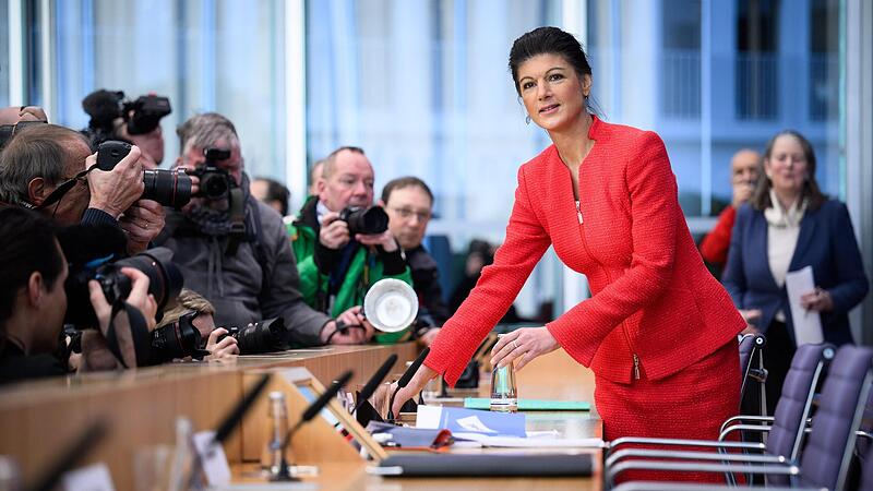 Sahra Wagenknecht steht meist im Mittelpunkt des Medieninteresses. Zum ersten Stammtisch ihrer neuen Partei in Bad Rodach hat sich das Fernsehen angekündigt. Sahra Wagenknecht steht meist im Mittelpunkt des Medieninteresses. Zum ersten Stammtisch ihrer neuen Partei in Bad Rodach hat sich das Fernsehen angekündigt.
