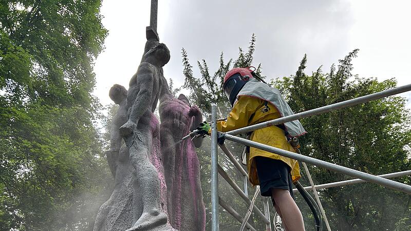 Nach der Farb-Attacke reinigt eine Spezialfirma das beschmierte Ehrenmal des Coburger Convents im Hofgarten.
