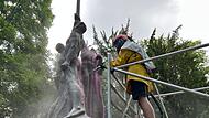 Nach der Farb-Attacke reinigt eine Spezialfirma das beschmierte Ehrenmal des Coburger Convents im Hofgarten.