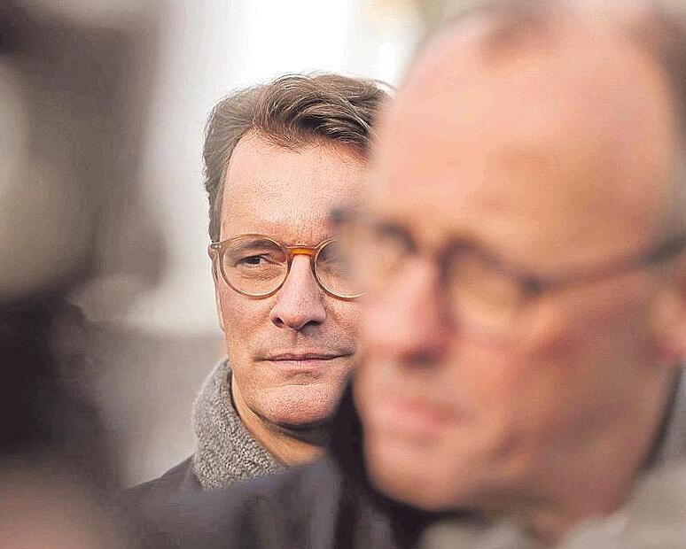 Noch h&auml;lt sich Hendrik W&uuml;st im Hintergrund.