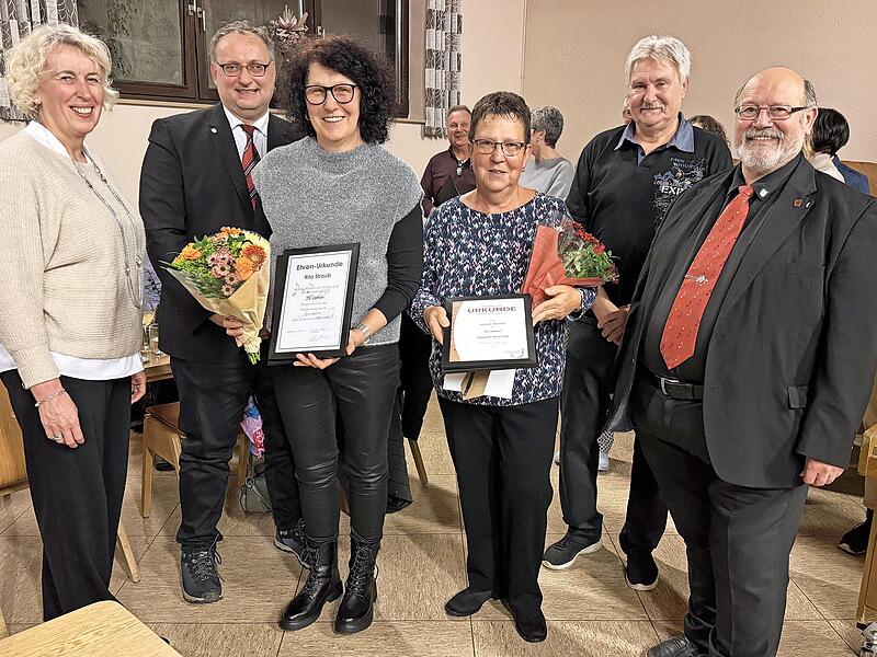 Unser Bild zeigt Sandra Metz (1. Vorsitzende), Carsten Ahlers (Vorsitzender S&auml;ngergruppe Bad Kissingen), Rita Straub, Andrea Wehner, Kurt Markert (2. Vorsitzender) sowie Wolfgang Sittler (Vorsitzender S&auml;ngerkreis Schweinfurt).
