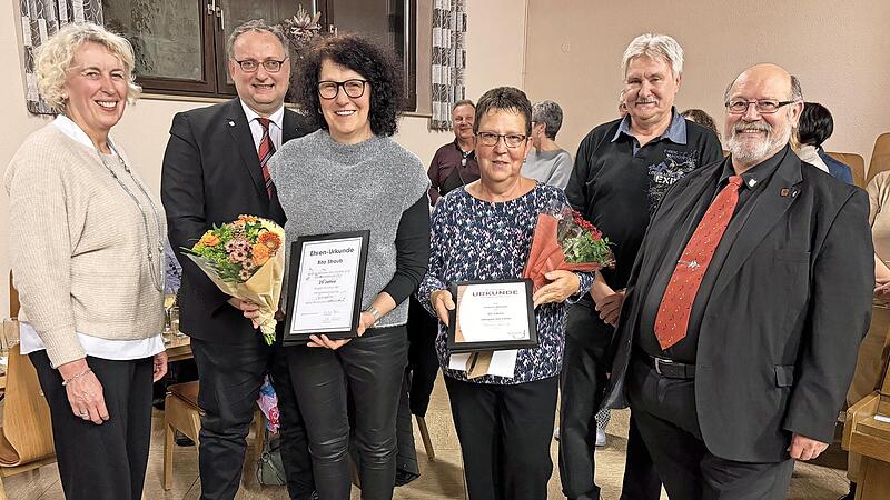 Unser Bild zeigt Sandra Metz (1. Vorsitzende), Carsten Ahlers (Vorsitzender Sängergruppe Bad Kissingen), Rita Straub, Andrea Wehner, Kurt Markert (2. Vorsitzender) sowie Wolfgang Sittler (Vorsitzender Sängerkreis Schweinfurt). Unser Bild zeigt Sandra Metz (1. Vorsitzende), Carsten Ahlers (Vorsitzender Sängergruppe Bad Kissingen), Rita Straub, Andrea Wehner, Kurt Markert (2. Vorsitzender) sowie Wolfgang Sittler (Vorsitzender Sängerkreis Schweinfurt).