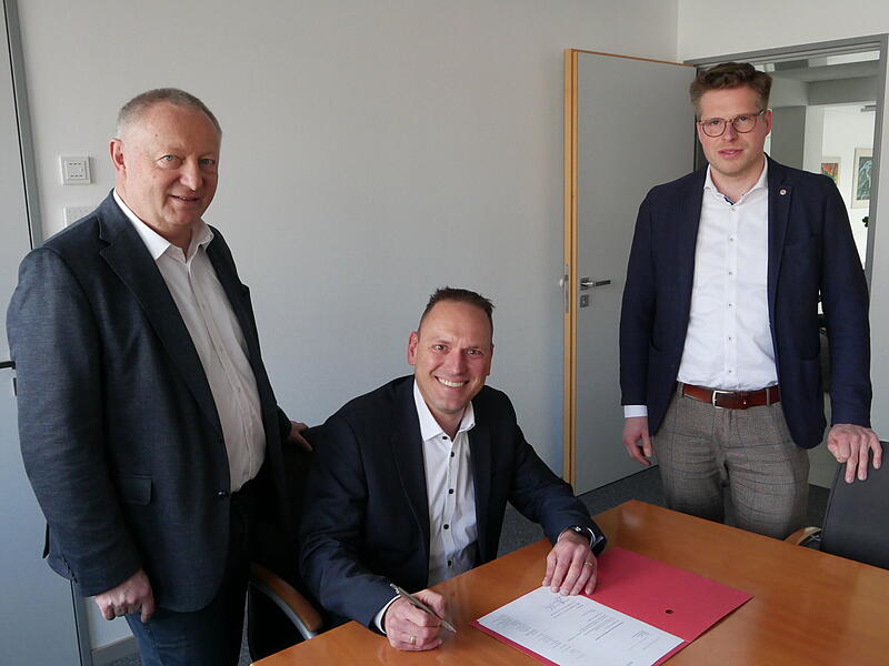 Landrat Thomas Bold, sein Nachfolger Mario G&ouml;tz und Kreiswahlleiter Johannes B&uuml;ttner.